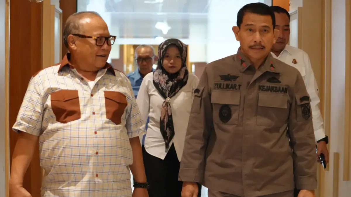 AKRAB: Ketua DPRD Sulteng, Moh. Arus Abd Karim, saat menyambut dengan akrabnya Kajati Sulteng yang baru Zullikar Tanjung di ruang kerja Ketua DPRD Sulteng.(FOTO: HUMAS DPRD SULTENG/RADAR PALU).