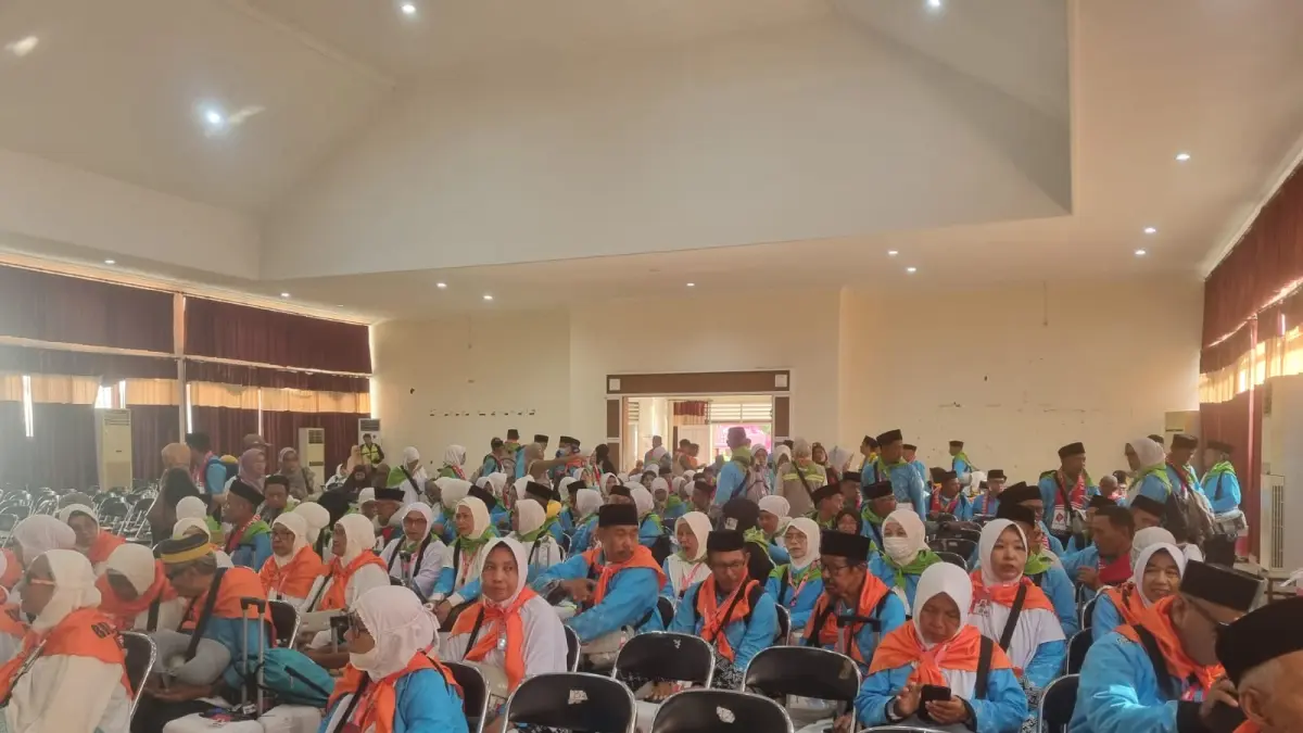 BERANGKAT : Suasana pelepasan jamaah haji dari asrama haji transit Palu menuju embarkasih Balikpapan. FOTO: MOH FATHAHILAH