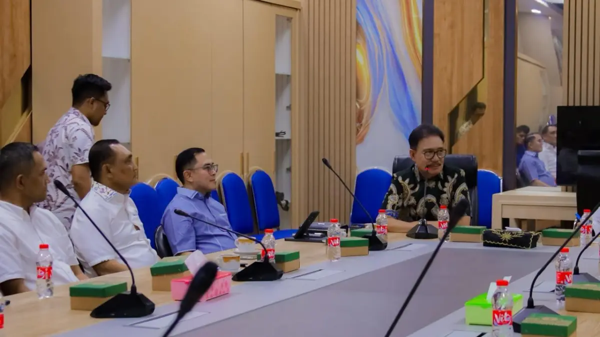 DIGITALISASI: Ketua Komisi II DPRD Sulteng, Yus Mangun, bersama Sekretaris Komisi II Ronald Gulla, didampingi Sekwan DPRD Sulteng Moh. Sadly Lesnusa, melakukan korkom di Banten.(FOTO: HUMAS DPRD SULTENG/RADAR PALU).