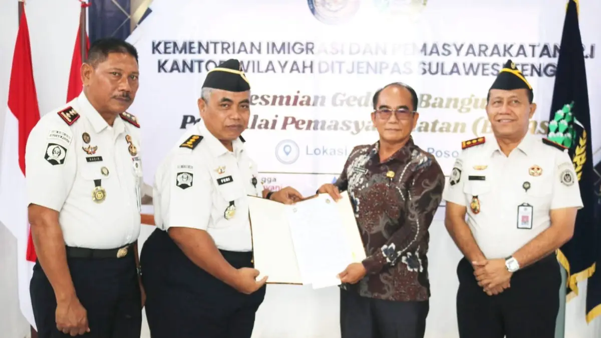 GEDUNG: Penyerahan dokumen pinjam pakai gedung milik Pemkab Poso, kepada Kepala Dirjen Lapas Sulteng.(FOTO: BUDIYANTO WIHARTO/RADAR PALU).