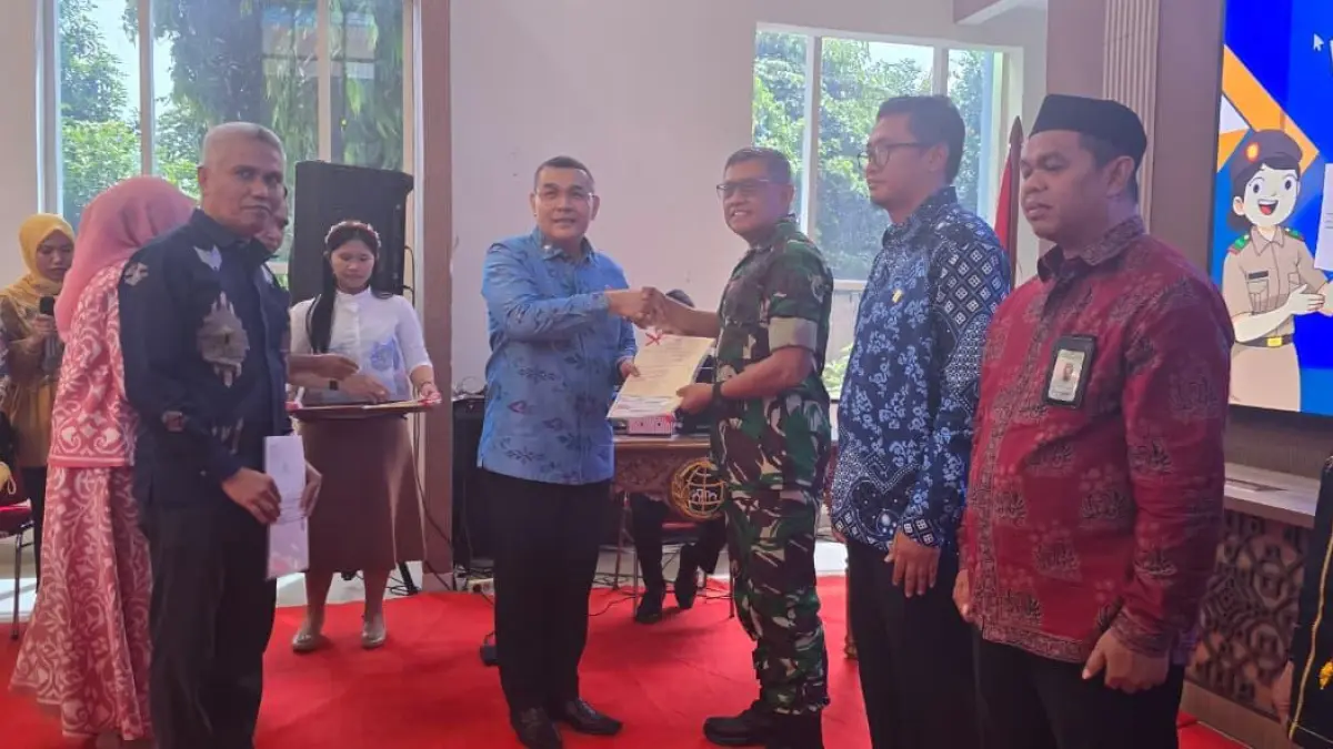Kasdam XXIII/Palaka Wira Brigjen TNI Agus Sasmita menerima sertifikat tanah Makodam XXIII/Palaka Wira dari Wakil Menteri ATR/Wakil Kepala BPN Ossy Dermawan di Kantor Wilayah BPN Provinsi Sulawesi Tengah, Palu, Minggu (10/5/2026).