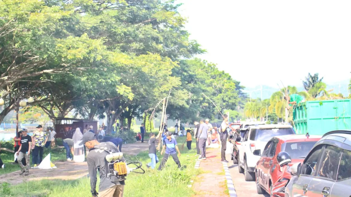 KERJA BAKTI MASSAL: Bupati Parigi Moutong H. Erwin Burase memimpin langsung kerja bakti serentak bersama jajaran pegawai di kawasan Alun-Alun Kantor Bupati dan Taman Toraranga, Jumat (8/5/2026).(FOTO: RAHMAT FADHIL/RADAR PALU).