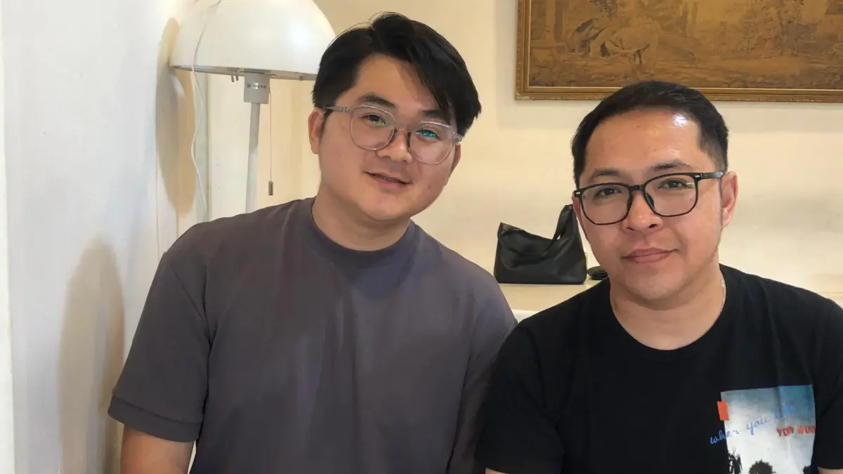 Ketua panitia Kevin Liem (kanan) saat menjelaskan persiapan konser Nadhif Basalamah di Palu melalui Semusim Fest 2026 di GBK Palu. (Annisa Wibdy/RADAR PALU)
