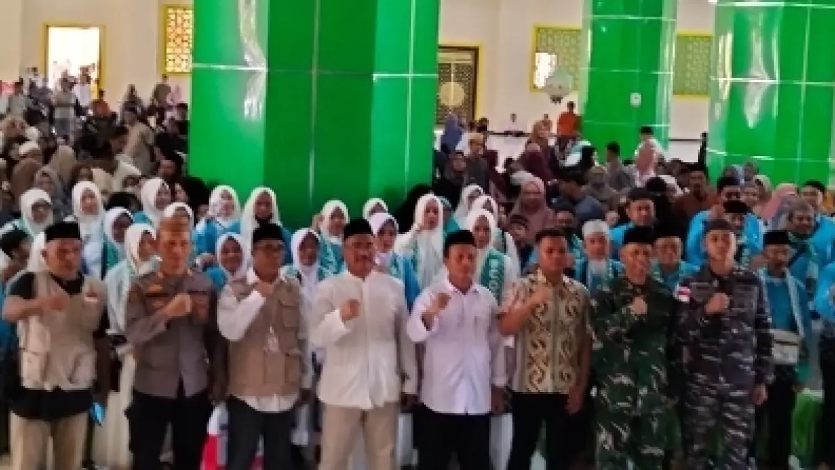 MELEPAS: Sekkab Buol Moh. Yamin Rahim melepas jch Kabupaten Buol, disaksikan Kakan Haji dan Umrah Richard Muksin, dan Kakan Kemenag H. Nurkhairi.(FOTO: DINAS KOMINFO KABUPATEN BUOL/RADAR PALU)