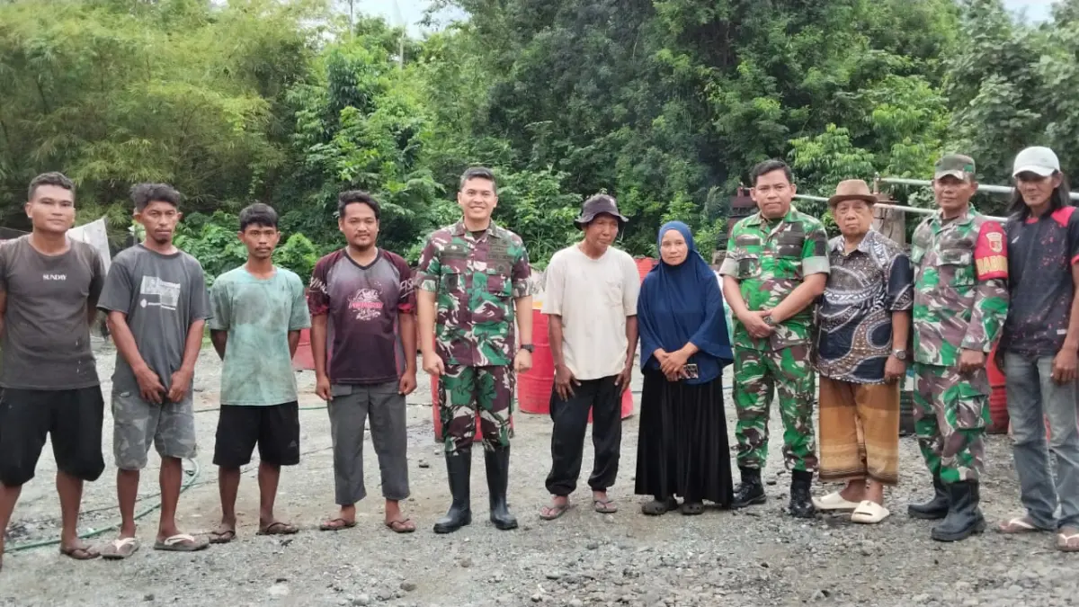 MENINJAU: Dandim 1311 Morowali Letkol Inf Abraham Pandjaitan, foto bersama usai meninjau penyulingan sampah.(FOTO: SUPRIYONO/RADAR PALU).