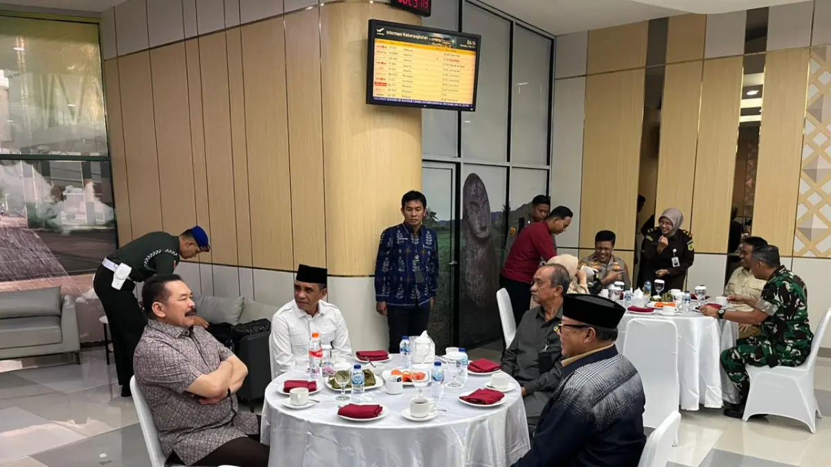 MENYAMBUT: Tampak Ketua DPRD Sulteng Moh. Arus Abd Karim saat berbincang dengan Jaksa Agung, disaksikan Gubernur Sulteng H. Anwar Hafid.(FOTO: HUMAS DPRD SULTENG/RADAR PALU). 