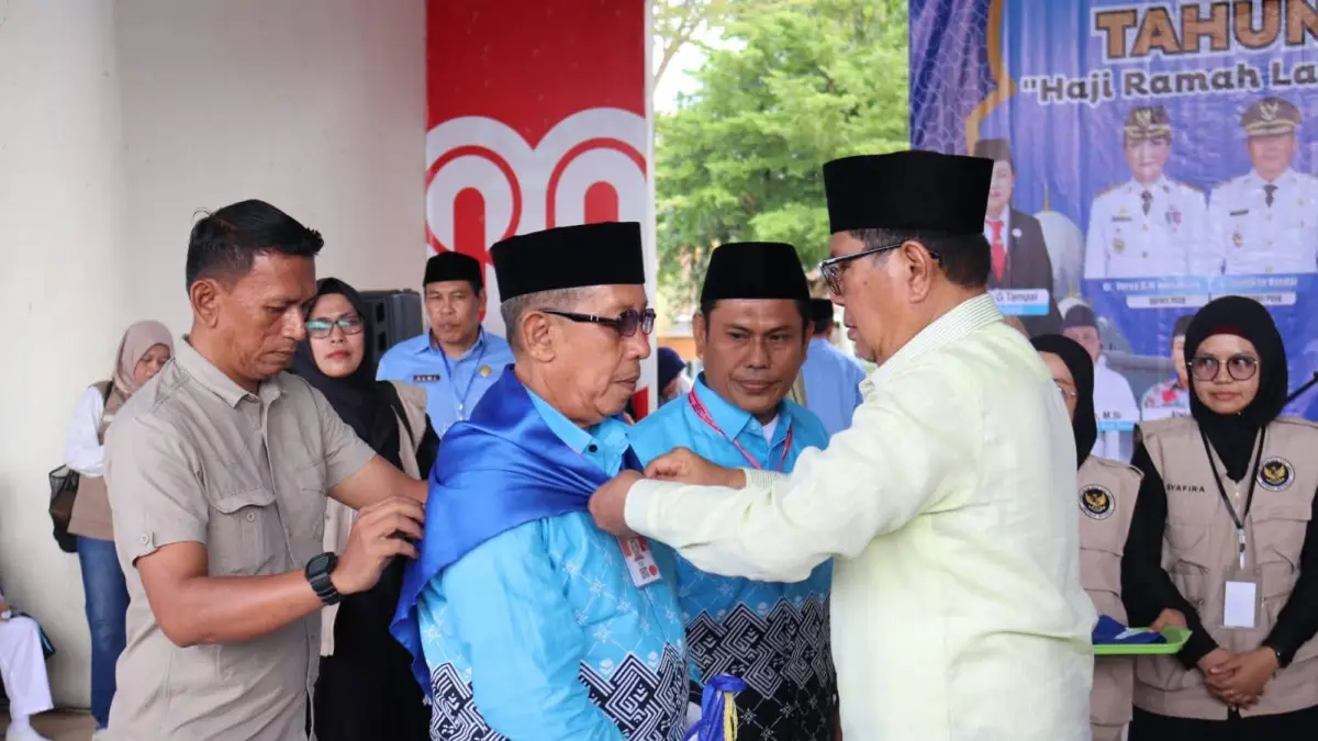 PELEPASAN: Suasana pelepasan jamaah calon haji Poso, yang dilepas Wabup Poso Soeharto Kandar.(FOTO: BUDIYANTO WIHARTO).Pelepasan JCH Poso.(FOTO: BUDIYANTO WIHARTO/RADAR PALU).