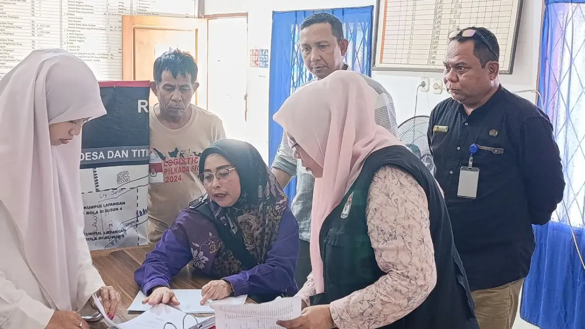 PENCOCOKAN:  KPU Kabupaten Sigi melaksanakan apel kesiapan pencocokan dan penelitian terbatas (coktas) dalam rangka pemutakhiran data pemilih berkelanjutan (PDPB) triwulan II tahun 2026, Kamis (7/5/2026).(FOTO: ANGEL SUMBARA/RADAR PALU).