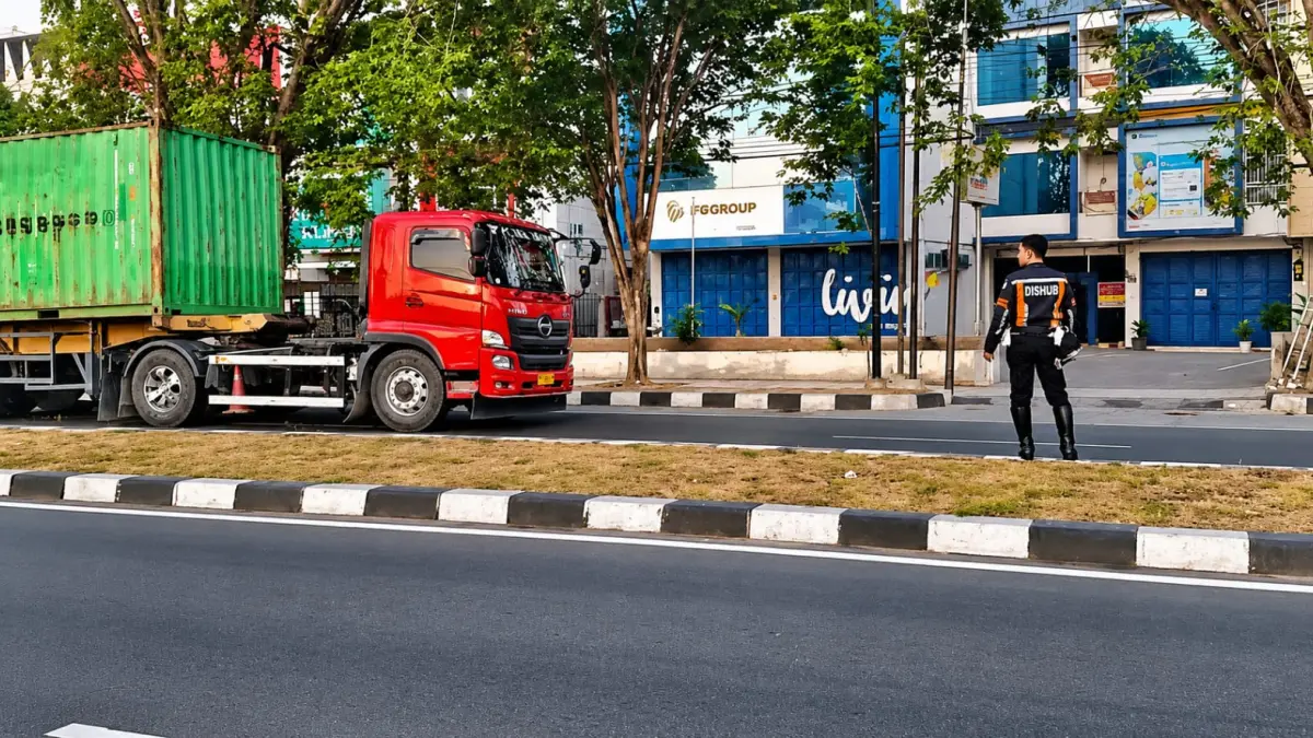 Petugas Dishub Kota Palu menghentikan kendaraan kontainer di jalur dua Jalan Moh Yamin saat penertiban truk berat di dalam kota.(Reels @Yuspy Suf)