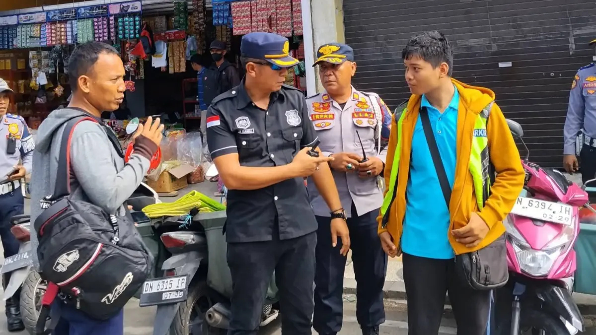 Petugas Dishub Kota Palu saat melakukan penertiban jukir liar usai menerima laporan masyarakat.(Pemkot Palu)