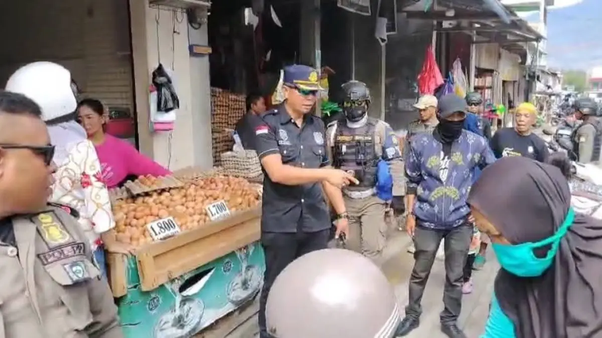 Petugas Dishub Palu saat melakukan penertiban jukir liar di sejumlah titik keramaian Kota Palu.(Pemkot Palu)