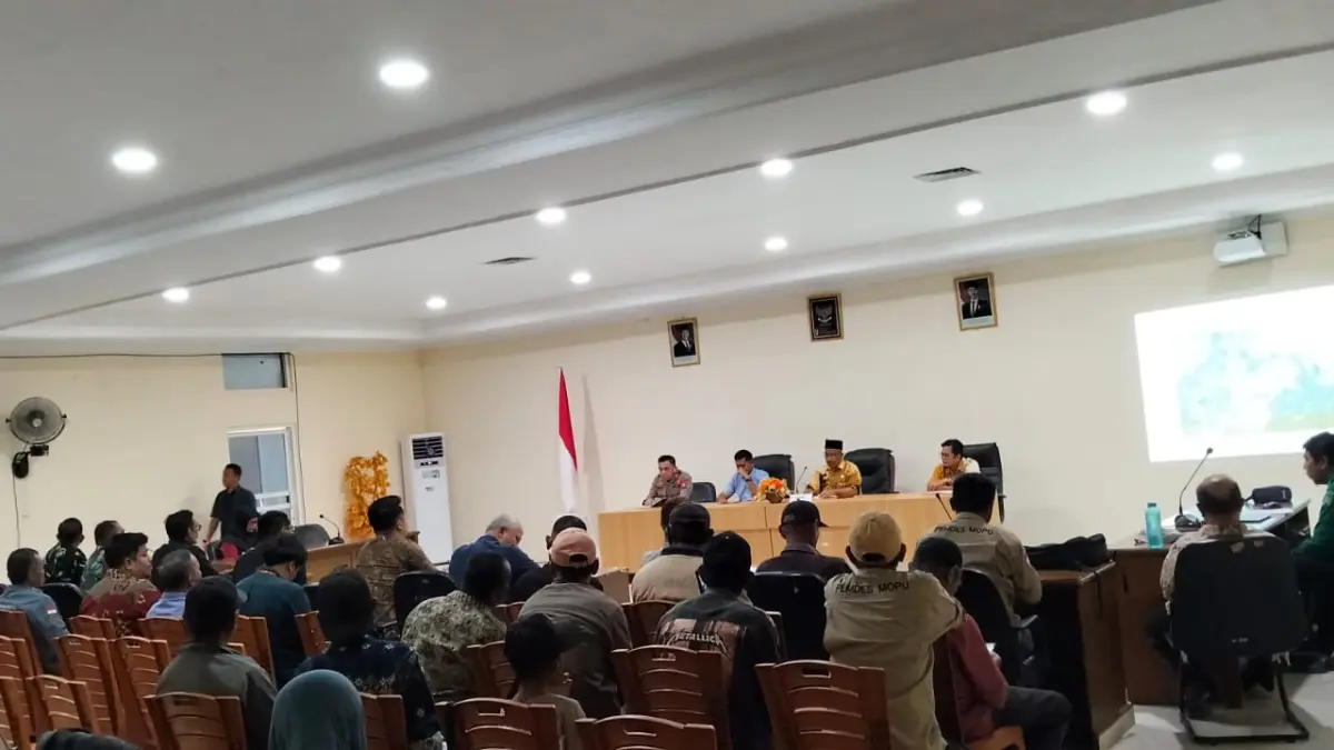 RAPAT: Sekkab Buol Moh. Yamin Rahim, memimpin jalannya rapat membahas penyelesaian sengketa lahan warga Desa Mopu.(FOTO: DINAS KOMINFO BUOL/RADAR PALU).