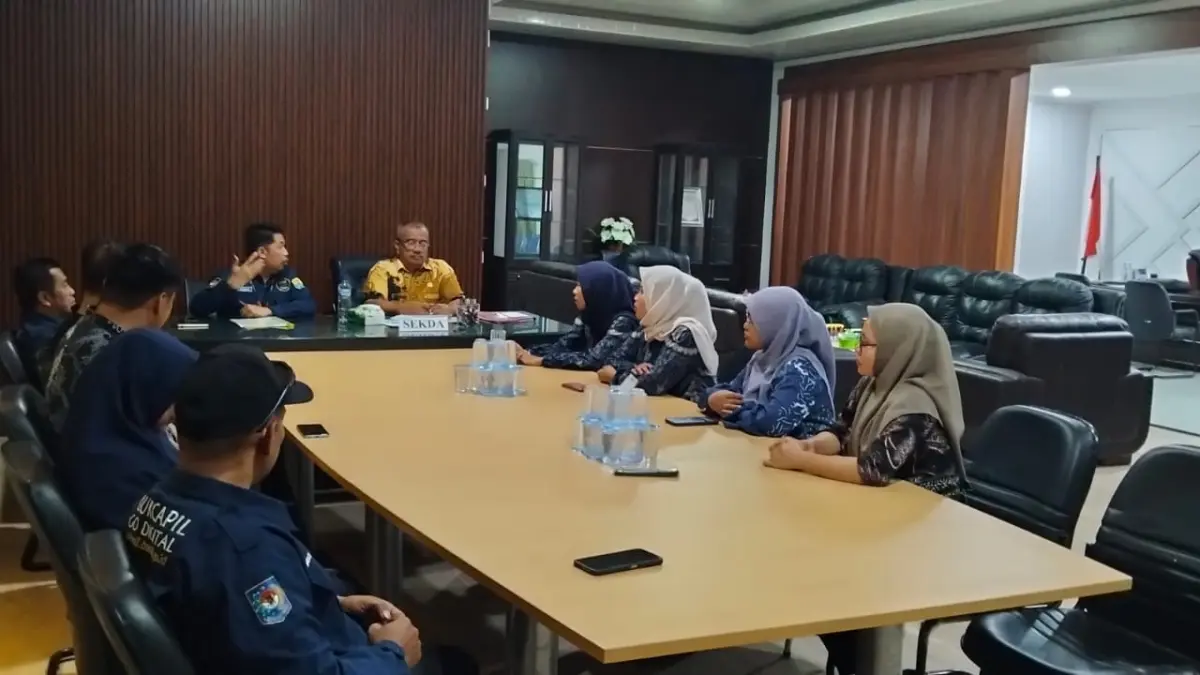 RAPAT: Sekkab Buol, Moh. Yamin Rahim memimpin perjanjian kerjasama kartu identitas anak dengan pihak ketiga.(FOTO: DINAS KOMINFO KABUPATEN BUOL/RADAR PALU).