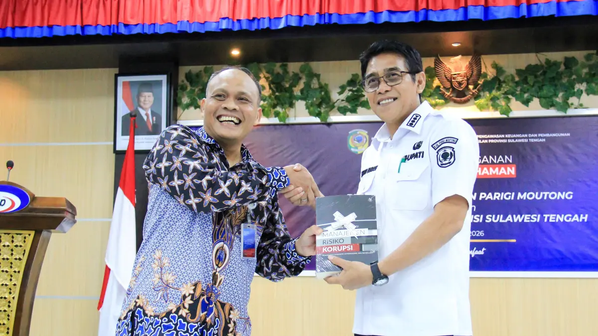 SINERGI: Bupati Parigi Moutong H. Erwin Burase menandatangani Nota Kesepahaman (MoU) bersama Kepala Perwakilan BPKP Sulawesi Tengah Agus Yulianto di Kantor BPKP Sulteng, Palu, Rabu (6/5/2026).(FOTO: RAHMAT FADHIL/RADAR PALU).&nbsp;
