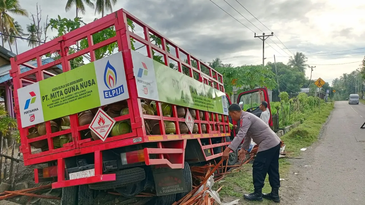 TABRAK: Truk milik PT. Guna Usaha bermuatan gas LPG 3 Kg menabrak rumah warga di Banggai. Kecelakaan ini terjadi di jalan trans Sulawesi Desa Uling, Kecamatan Kintom, Sabtu dini hari (9/5/2026).(FOTO: NENDRA PRASETYA/RADR PALU).
