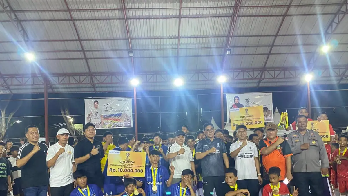SPORTIVITAS: Bupati Parigi Moutong H. Erwin Burase bersama Wakil Bupati H. Abdul Sahid menghadiri penutupan Turnamen Futsal Pelajar Piala Bergilir Bupati Parigi Moutong Tahun 2026 di Lapangan Futsal Toraranga, Sabtu malam (9/5/2026).(FOTO: RAHMAT FADHIL/RADAR PALU).
