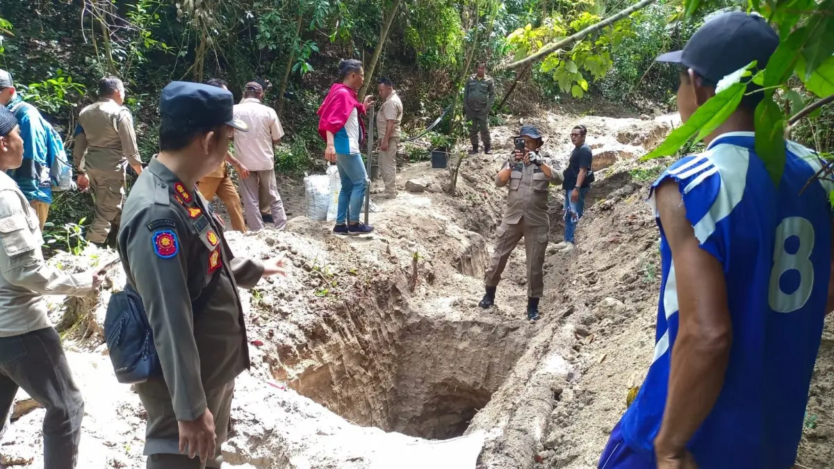PENERTIBAN: Pemerintah Kabupaten Sigi, melalui Satuan Polisi Pamong Praja dan Pemadam Kebakaran, melakukan penertiban aktivitas tambang ilegal di tiga titik lokasi di Desa Watunonju dan Desa Pombewe, Kecamatan Sigi Kota, Senin (11/5/2026).(FOTO: ANGEL SUMBARA/RADAR PALU)