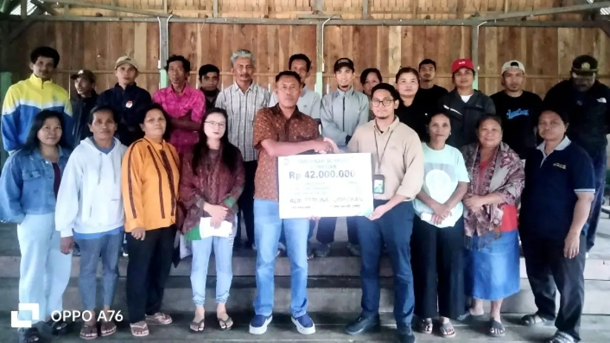 DISERAHKAN: Perwakilan pimpinan BPJS Keteangakerjaan Poso, menyerahkan santunan JKM kepada Kepala Desa Maholo, Kecamatan Lore Timur, Kabupaten Poso, baru-baru ini.(FOTO: ISTIMEWA/RADAR PALU).