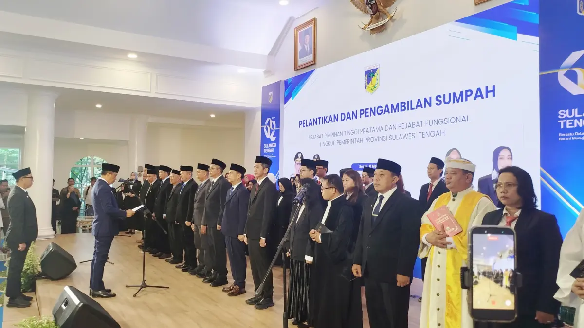 Gubernur Sulawesi Tengah Anwar Hafid melantik 10 pejabat eselon II dan pejabat fungsional Pemprov Sulteng di Rumah Jabatan Gubernur, Senin (11/5/2026).(Moh Awal/Radar Palu)