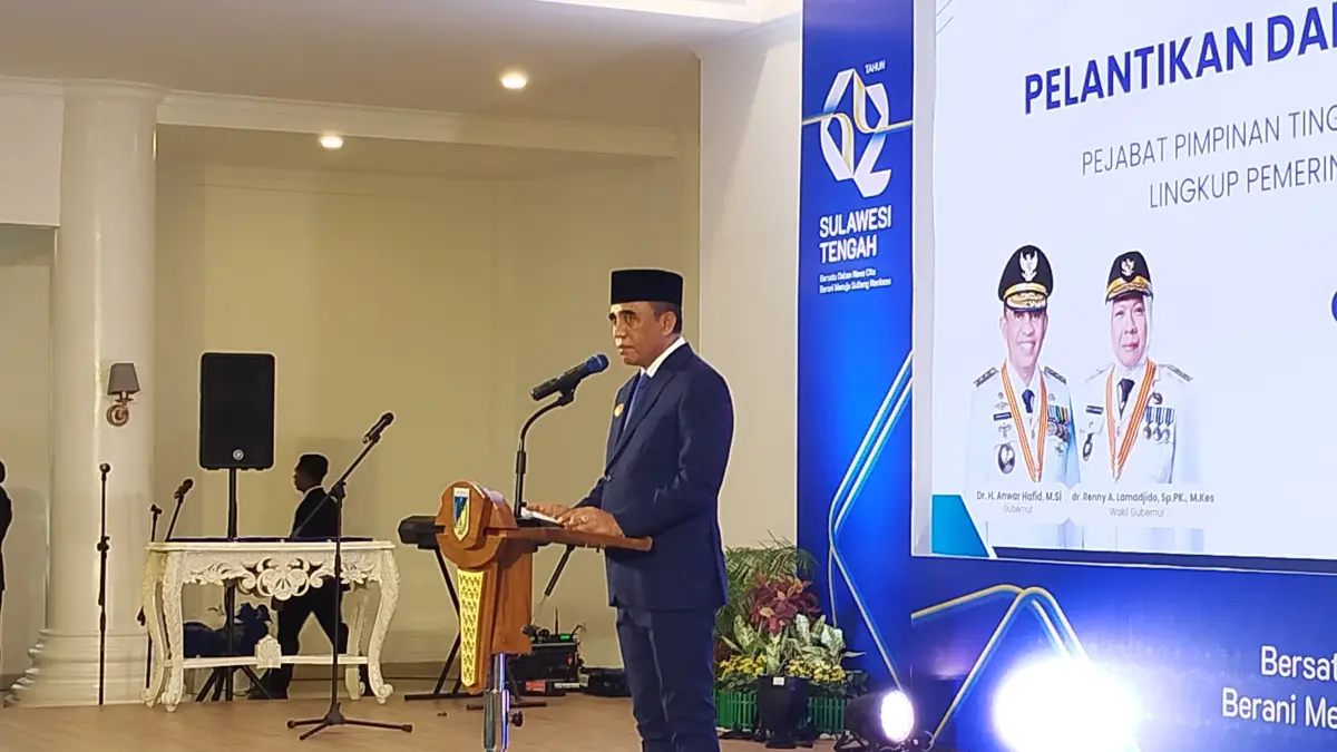 Gubernur Sulawesi Tengah Anwar Hafid memberi arahan kepada 10 pejabat eselon II usai pelantikan di Palu, Senin (11/5/2026).(Moh Awal/Radar Palu)