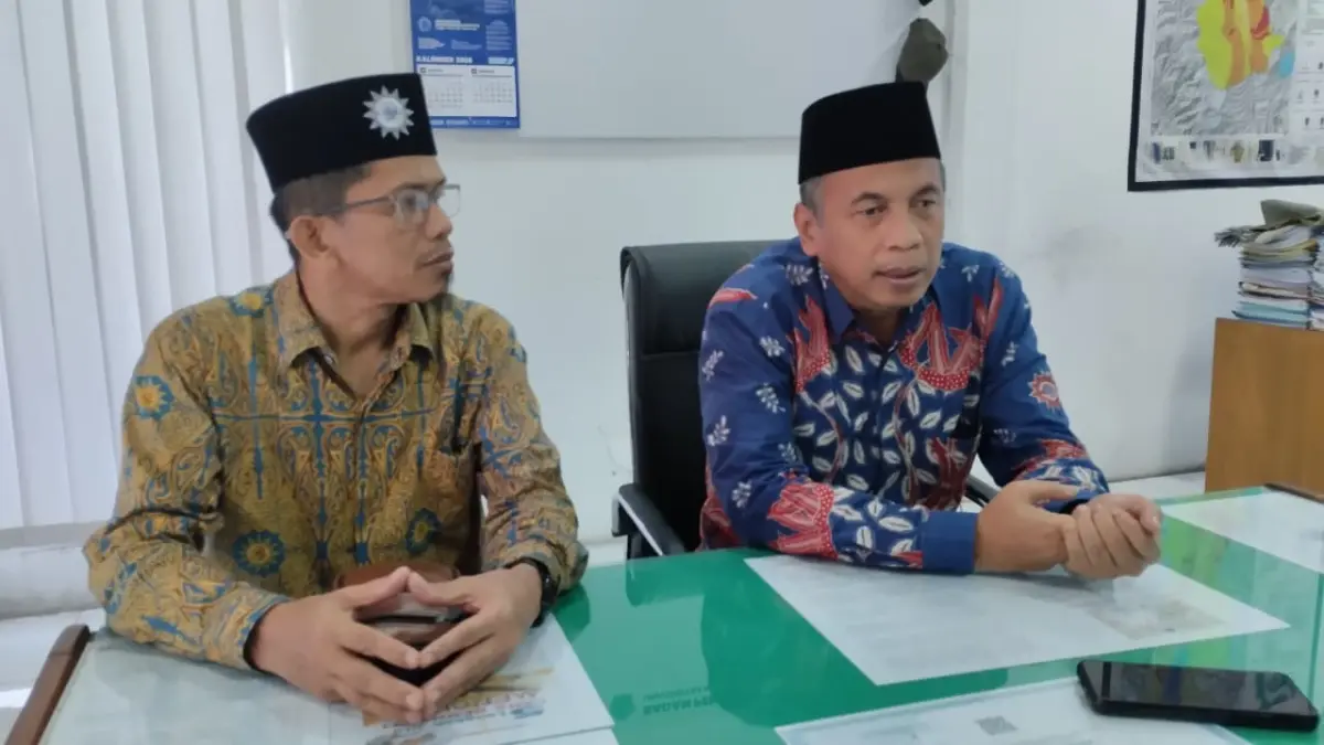 KETERANGAN PERS: Ketua PP Muhammadiyah, H. Agung Danarto (kanan) didampingi Ketua PW Muhammadiyah Sulteng, H. Muh. Amin Parakkasi saat memberikan keterangan kepada wartawan. FOTO: IMAM FOR RADAR PALU