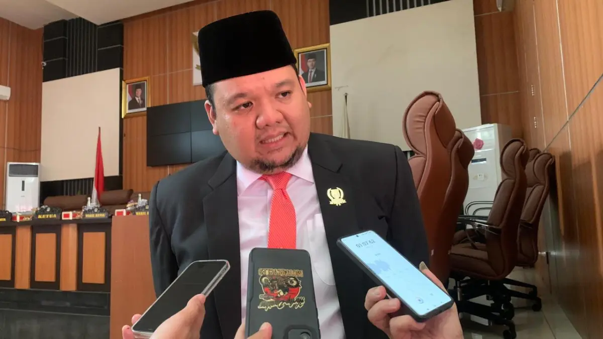 Ketua DPRD Kota Palu Rico Djanggola menanggapi kebijakan denda kebersihan Kota Palu hingga Rp2 juta bagi warga.(Annisa WibdyRadar Palu)
