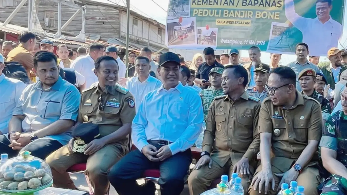 Mentan Andi Amran Sulaiman menyerahkan bantuan banjir Bone kepada warga terdampak di Kelurahan Panyula. (Istimewa)