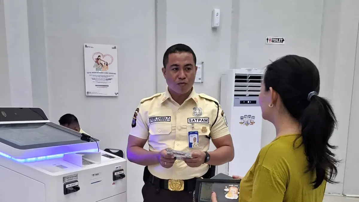 Pemimpin Cabang BRI Luwuk, I Nyoman Slamet Destrawan, menunjukkan Mesin Digital Customer Service yang kini hadir untuk mempermudah layanan nasabah secara cepat, aman, dan efisien.