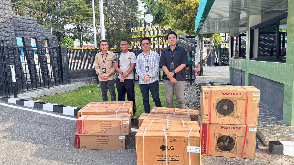 Pemimpin Cabang BRI Poso, Nofiar Jakananda, menyerahkan bantuan 6 unit AC kepada Kodim 1307/Poso guna mendukung aktivitas prajurit di gedung baru pascakebakaran.
