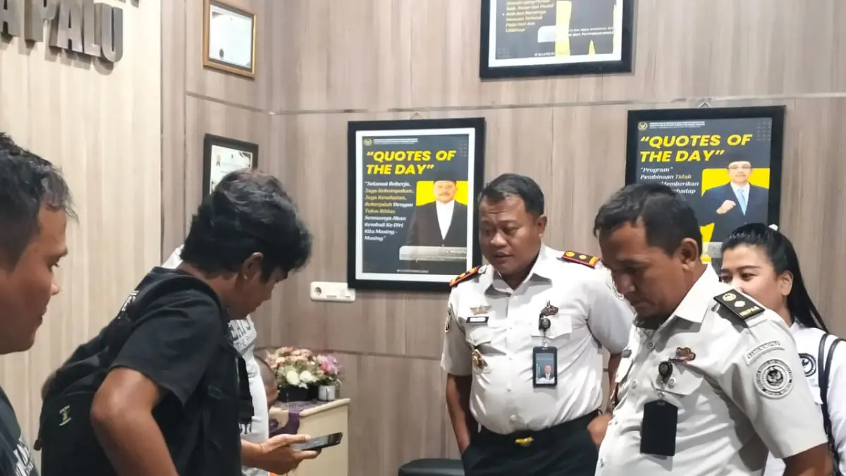 Petugas Rutan Klas II A Palu saat menemukan narkoba jenis sabu yang disembunyikan didalam bungkus nasi kuning.
