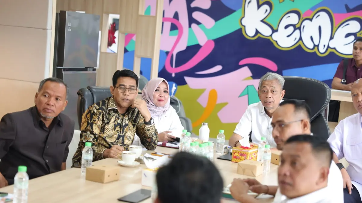DOKUMEN: Bupati Parigi Moutong Erwin Burase menyerahkan dokumen readiness criteria Program Sekolah Rakyat kepada Wakil Menteri Sosial RI Agus Jabo Priyono saat audiensi di Gedung Kementerian Sosial RI, Jakarta Pusat, Senin (11/5/2026).(FOTO: ISTIMEWA/RADAR PALU).