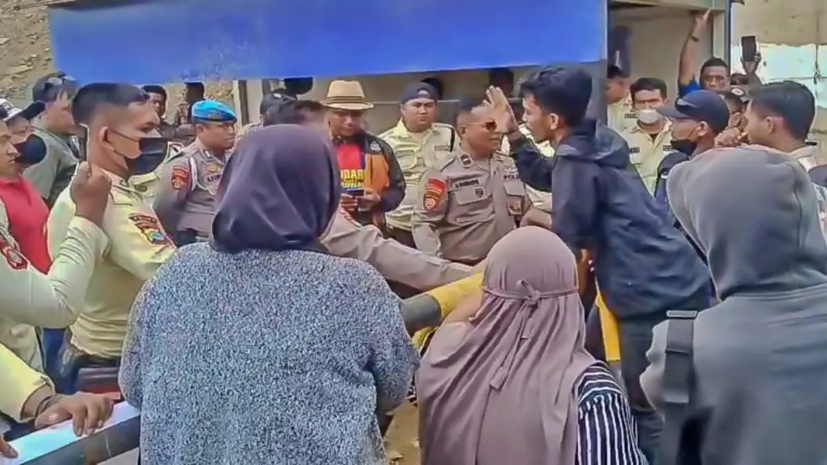 DEMONSTRASI: Puluhan petambak di Desa Bungintimbe, Morut, Sulteng, menggelar aksi demonstrasi, dugaan pencemaran Sungai Lamaito, Senin (11/5/2026).(FOTO: ILHAM NUSI/RADAR PALU). 
