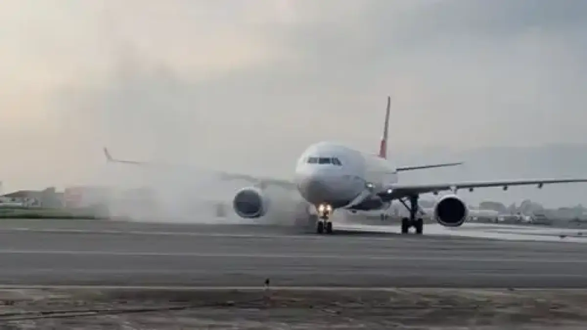 Detik-detik mencekam saat roda pesawat Turkish Airlines terbakar ketika mendarat di Bandara Kathmandu, Nepal, Senin (11/5/2026). Insiden itu memicu evakuasi darurat penumpang. (Foto: X)