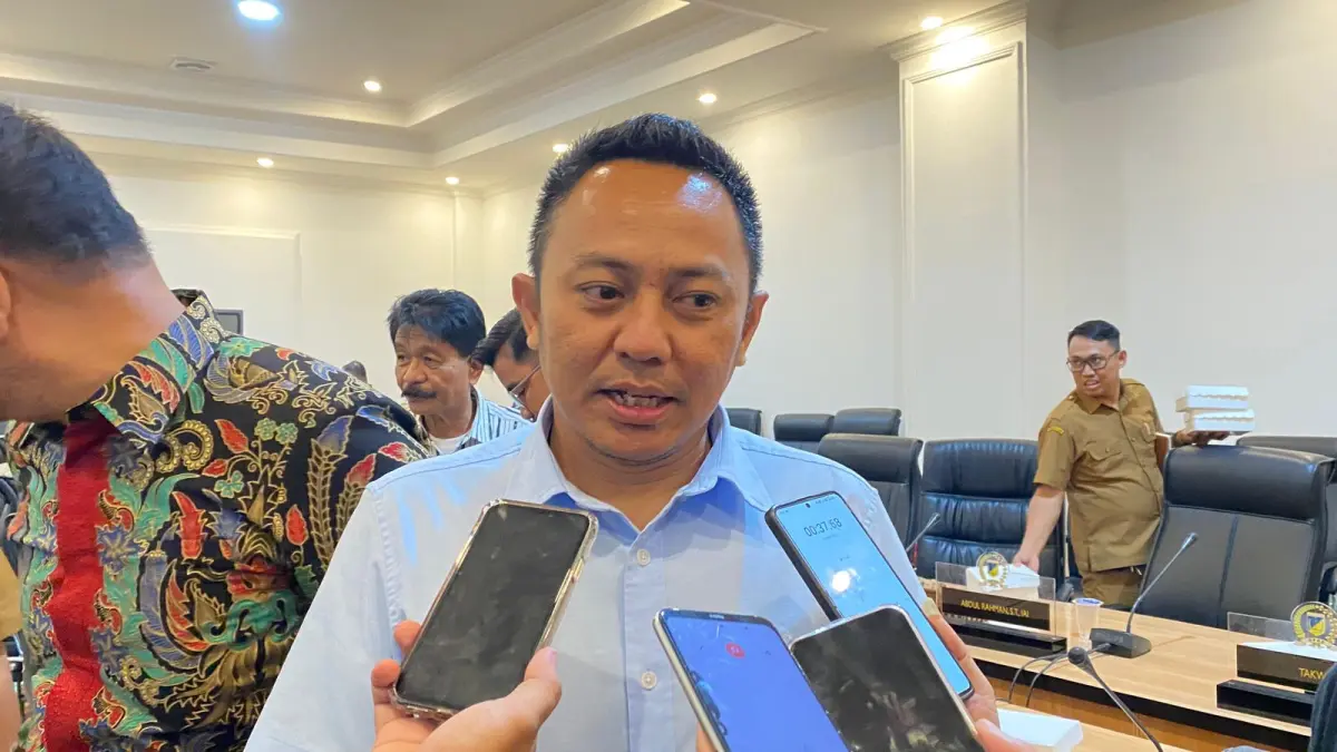 Direktur Utama PT IMNI, Afnacarso Faisal, memberikan keterangan usai mengikuti RDP terkait aktivitas tambang dan dugaan pencemaran Sungai Mayayap di DPRD Sulteng, Selasa (12/5/2026). Foto: Annisa Nurul Wibdy/Radar Palu&nbsp;