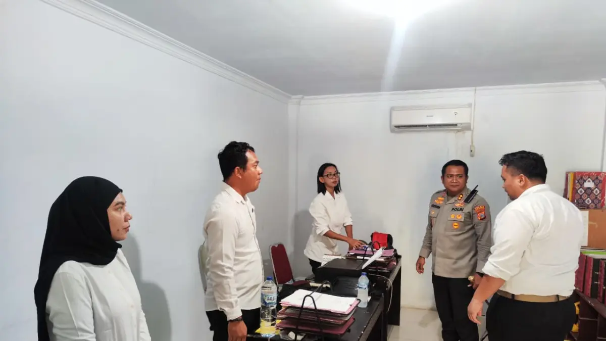 SIDAK PELAYANAN PUBLIK: Kapolres Parigi Moutong Hendrawan A.N. melakukan pengawasan melekat (Waskat) di sejumlah ruang pelayanan publik Polres Parigi Moutong, Senin (11/5/2026), guna memastikan pelayanan kepada masyarakat berjalan cepat, humanis, dan bebas pungli.(FOTO: ISTIMEWA/RADAR PALU)
