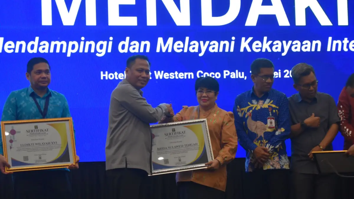 Kemenkum Sulteng menyerahkan penghargaan kepada lima daerah yang membentuk regulasi kekayaan intelektual di Sulawesi Tengah. Penghargaan diberikan dalam kegiatan penguatan Sentra KI di Palu. (Humas Kemenkum Sulteng)