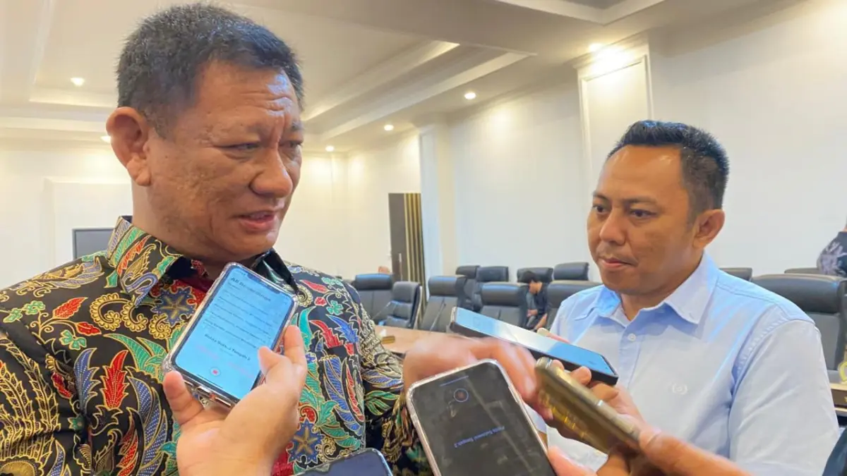 Kuasa hukum PT IMNI, Agung Kanna S.H., mengikuti RDP terkait dugaan pencemaran Sungai Mayayap di DPRD Sulteng, Selasa (12/5/2026). Foto: Annisa Nurul Wibdy/Radar Palu&nbsp;