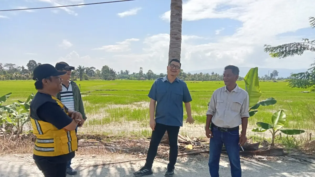 MEMANTAU: Anggota DPRD Sulteng, Royke W Kaloh, saat memantau MC-0 proyek Tonusu Pendolo di Desa Toinasa.(FOTO: BUDIYANTOWIHARTO/RADAR PALU).