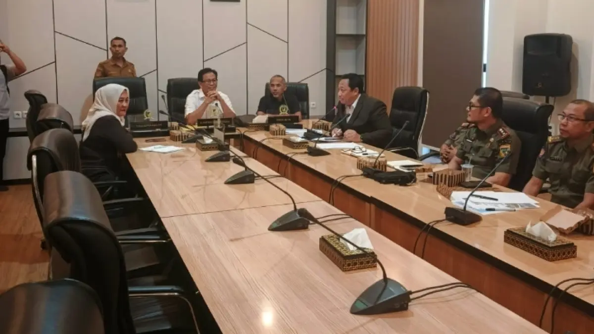 MEMBAHAS: Komisi I DPRD Sulteng Gelar RDP bersama Satpol PP dan Damkar, bahas penguatan pelayanan dan kebutuhan petugas.(FOTO: HUMAS DPRD SULTENG/RADAR PALU).