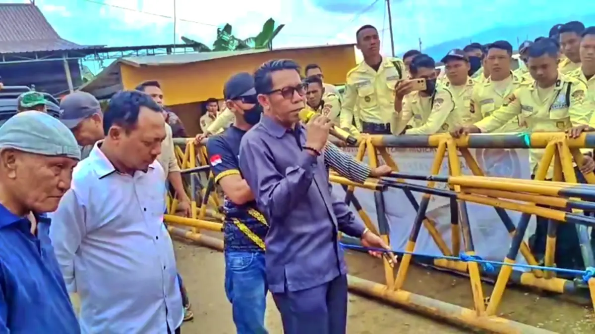 MEMINTA: Anggota DPRD Morowali Utara Mastam Mustaring meminta massa aksi agar menahan diri saat melakukan unjuk rasa di pintu masuk Kawasan Industri SEI di Desa Bungintimbe, Senin (11/5/2026). (FOTO: ISTIMEWA/RADAR PALU)

