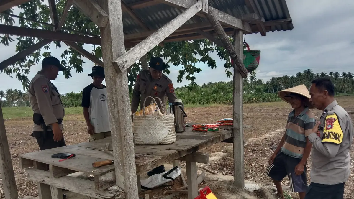 PANGAN: Kapolsubsektor Mepanga Yayang Luki E bersama personel mendampingi kegiatan penanaman jagung seluas 1,5 hektare yang dilakukan BUMDes Kotaraya di Desa Kotaraya Barat, Kecamatan Mepanga, Senin (11/5/2026).(FOTO: ISTIMEWA/RADAR PALU)