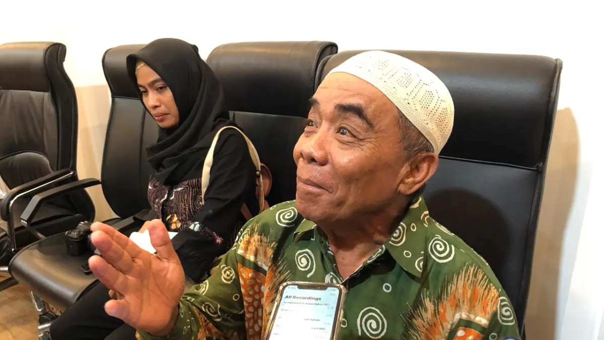 PENJELASAN:&nbsp; Kuasa hukum warga Banggai, Hasrin, sedang memberikan penjelasan kepada wartawan.(FOTO: &nbsp;ANDIKA NUR HIKMAH/ RADAR PALU).
