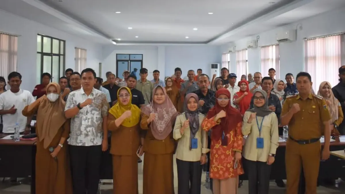 Perwakilan Dinas Perkebunan dan Peternakan Provinsi Sulawesi Tengah bersama peternak dan dinas kabupaten/kota menghadiri serah terima bantuan sapi kurban Presiden RI Tahun 2026 di Aula UPT Proteksi. (TASWIN/Radar Palu)