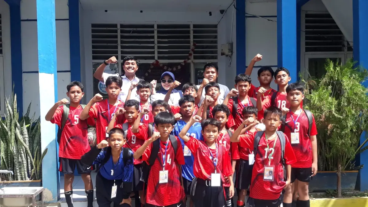 BERTANDING Aksi koordinasi pelatih Fahri bersama skuad SMPN 19 Palu sebelum berangkat menuju Studion Gawalise untuk melakoni laga perdana GSI tingkat kecamatan, Rabu (1352026).