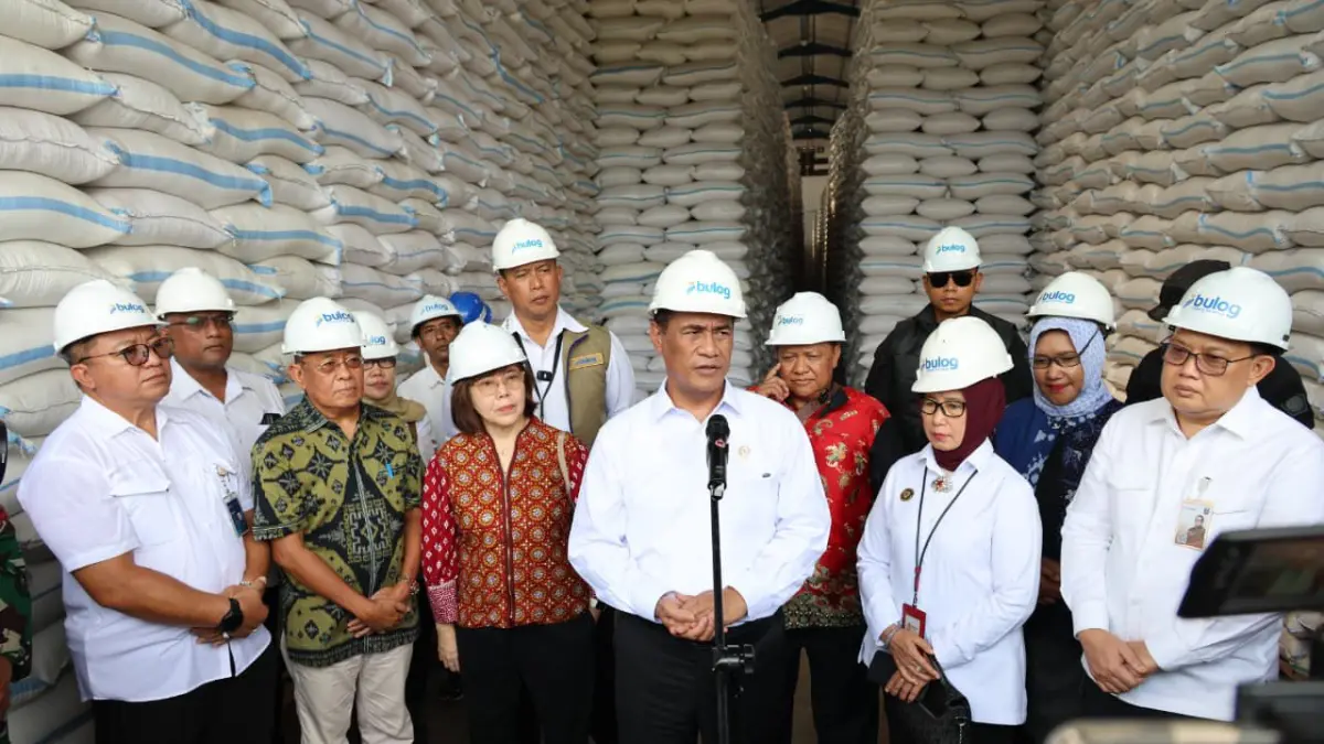 Gudang Bulog di berbagai daerah penuh hingga harus menyewa tambahan kapasitas penyimpanan. Pemerintah optimistis swasembada pangan semakin kuat.