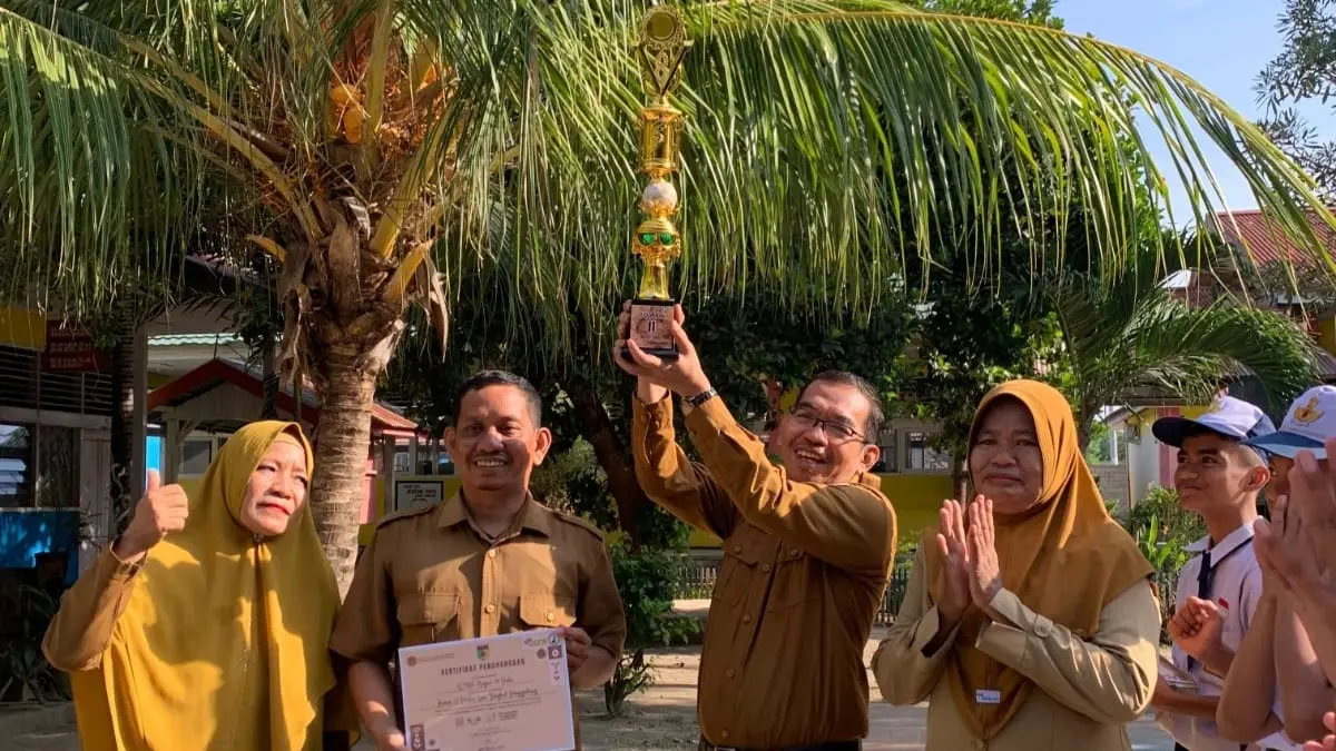 Kebahagiaan para guru dan siswa SMPN 18 Palu saat memenangkan kejuaraan pramuka pada 2026. (Istimewa)