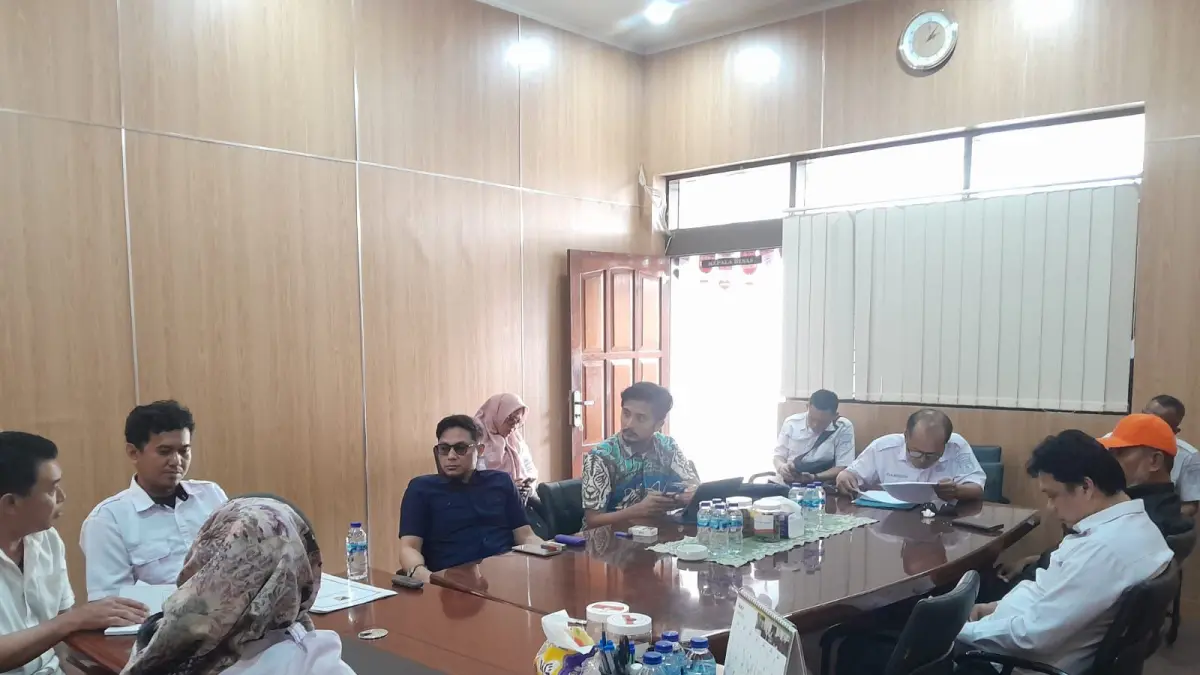 Ketua Pansus Tambang DPRD Kota Palu Haekal Ishak bersama anggota pansus saat mendatangi kantor ESDM Sulawesi Tengah, Rabu (13/5/2026).(Foto. Nurliana/Radar Palu)