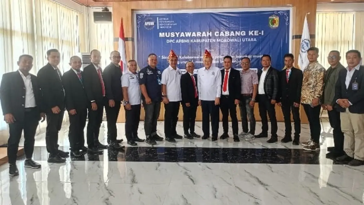 MUSCAB: Pengurus DPP APBMI dan DPC APBMI Morowali Utara di sela penyelengaran Musyawarah Cabang (Muscab) Ke-I Dewan Pengurus Cabang Asosiasi Perusahaan Bongkar Muat Indonesia (DPC APBMI) Kabupaten Morowali Utara (Morut) digelar di Berlian Mamala Resort, Kolonodale, Rabu (13/5/2026). (FOTO: ILHAM NUSI/RADAR PALU)

