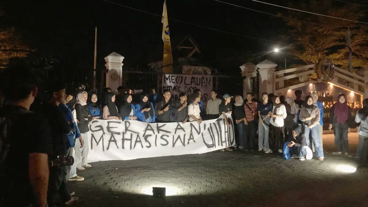 Mahasiswa Universitas Tadulako menggelar aksi refleksi sejarah pra reformasi di Palu, Rabu (13/5/2026). Aksi mahasiswa Untad diisi orasi, puisi, seni, dan musik solidaritas.(Annisa Wibdy/Radar Palu)