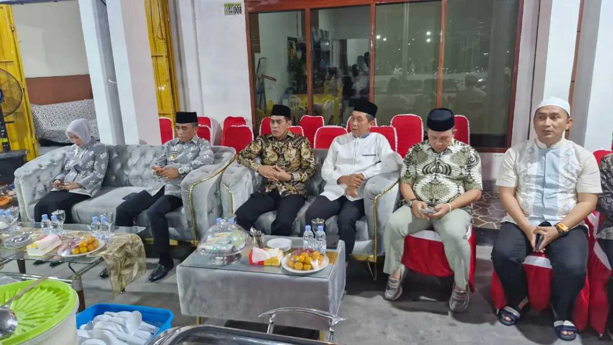 SOLIDARITAS: Bupati Parigi Moutong Erwin Burase menghadiri tahlilan 40 hari Wakil Ketua DPRD Morowali sebagai bentuk penghormatan dan solidaritas antar daerah, Selasa malam (13/5/2026).(FOTO: ISTIMEWA/RADAR PALU)